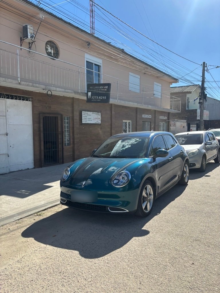 Fachada real do consultório em Pelotas, com revestimento marrom