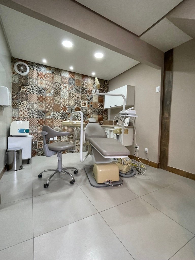 Sala clínica equipada para procedimentos odontológicos